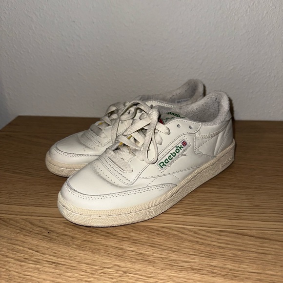 Classic cream reebok sneaker w/ red and green - Picture 2 of 6